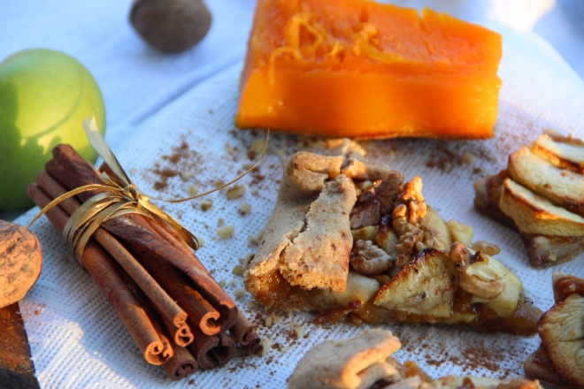 Galette doce com abóbora, maçã, mel e nozes