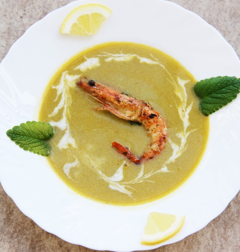 Sopa cremosa de ervilha com leite de coco e camarão grelhado aromático